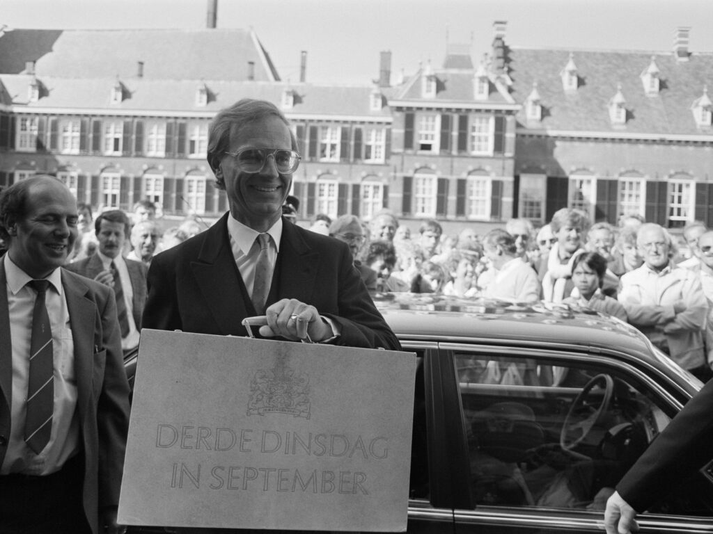 Minister Ruding met het koffertje Derde dinsdag in september, Prinsjesdag 1987