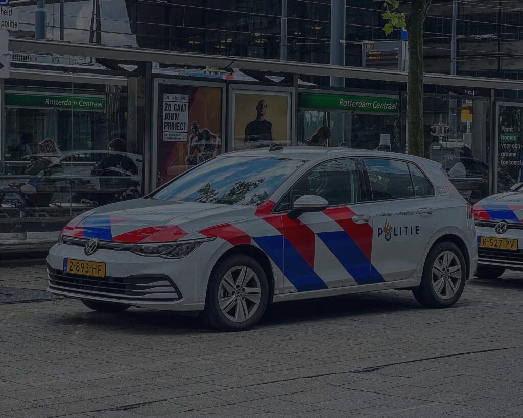 Een politieauto bij Rotterdam Centraal
