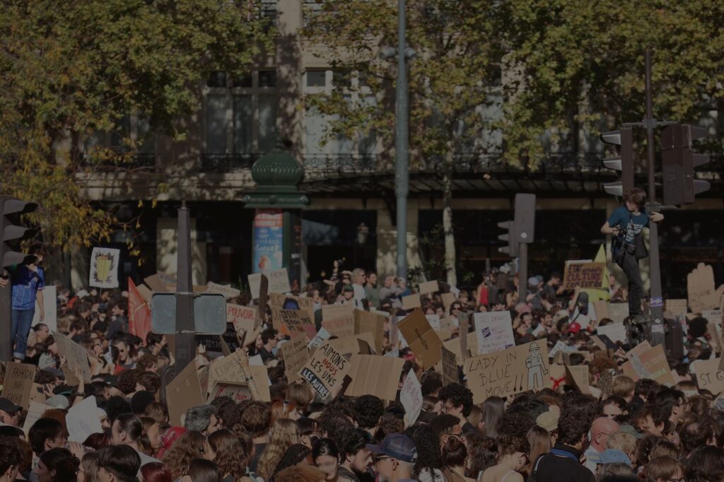 Duizenden scholieren met kartonnen borden op een plein in Parijs, 6 oktober 2026
