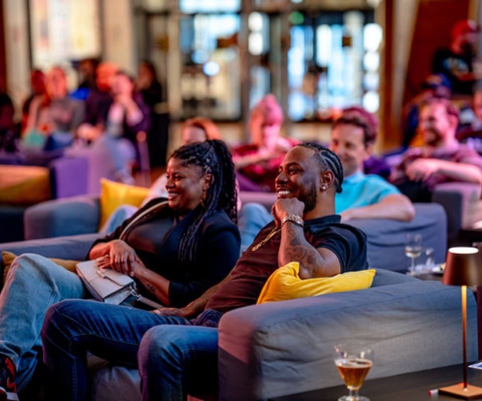 Publiek bij Kapot Grappig in Theater aan de Schie